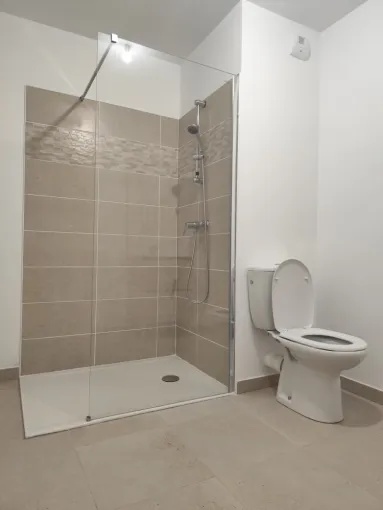 Pose d'une paroi de douche 